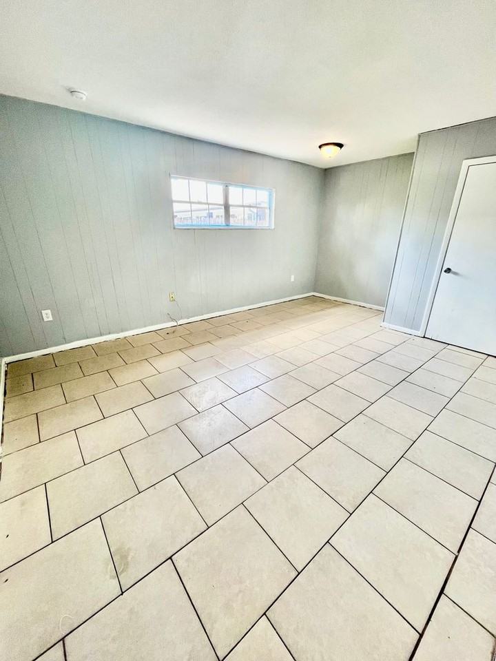 1885 Crystal Lake Dr N - Photo 4 of 11