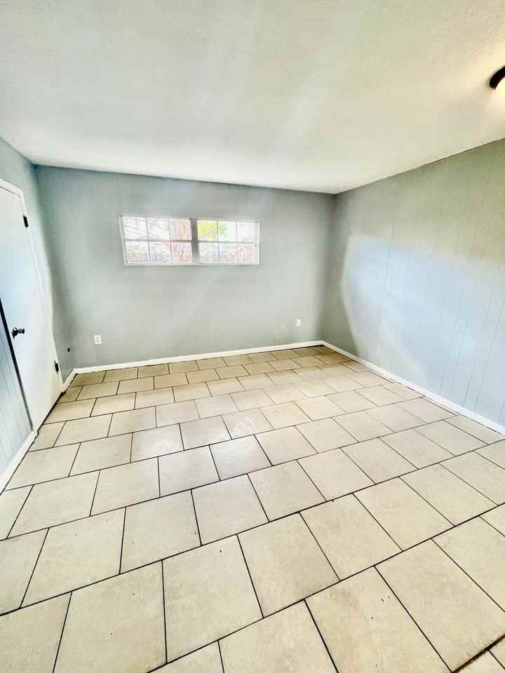 1885 Crystal Lake Dr N - Photo 5 of 11
