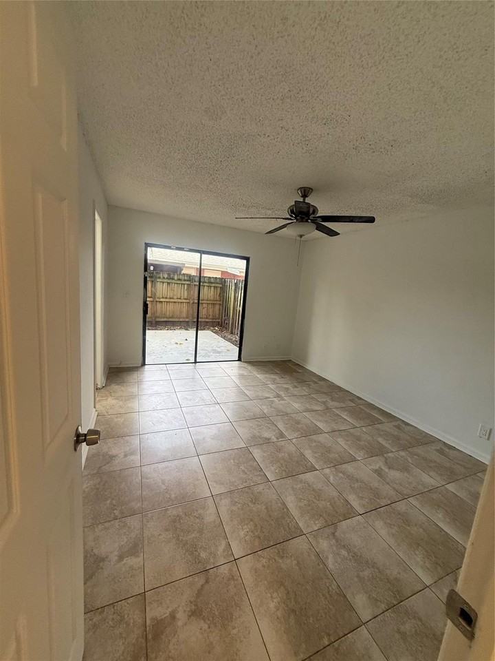 7427 Sw 13th St - Photo 3 of 49