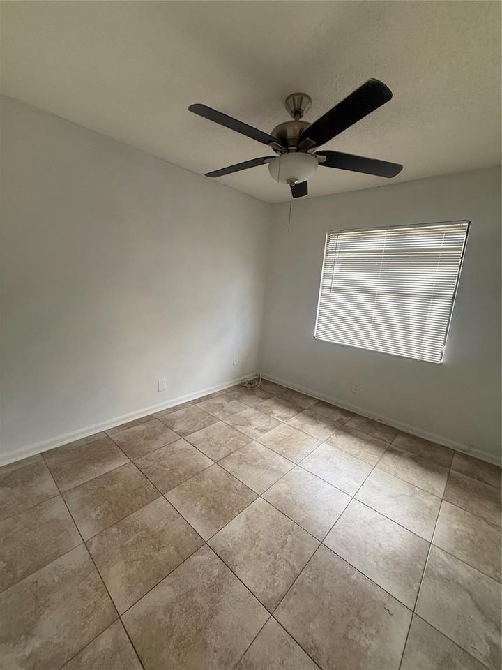 7427 Sw 13th St - Photo 5 of 49