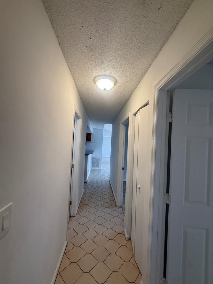 7427 Sw 13th St - Photo 6 of 49
