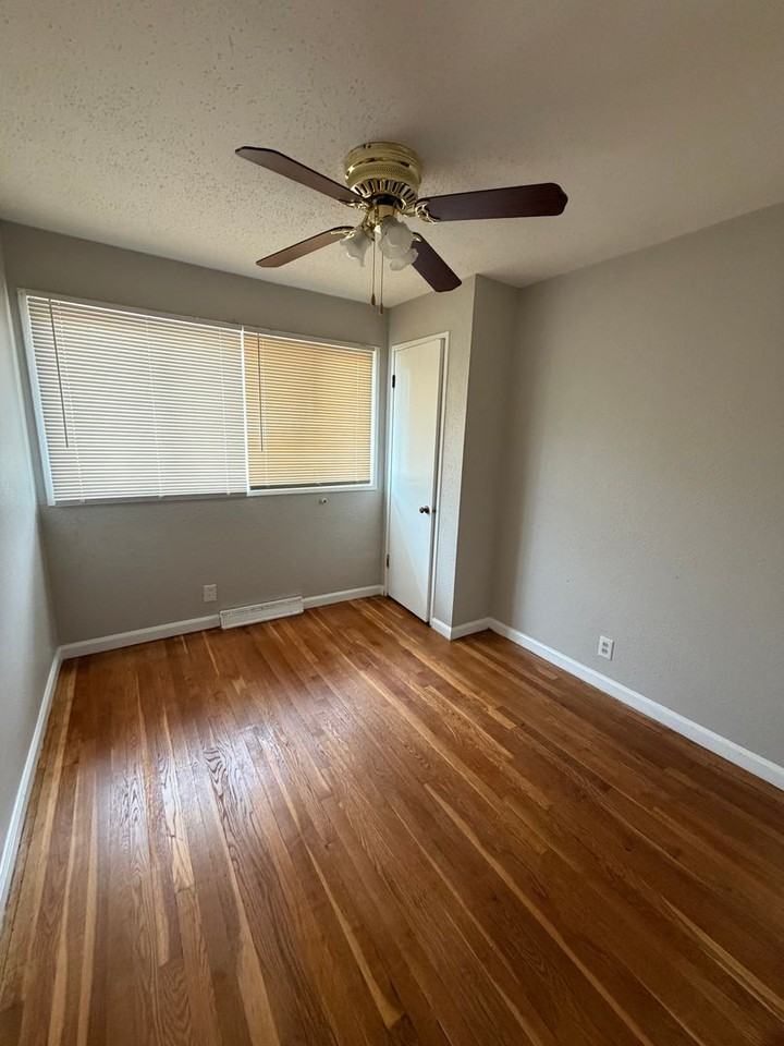 8921 Dever Dr - Photo 6 of 17