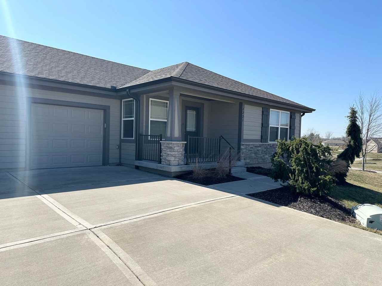 8221 Maple Ct - Photo 2 of 17