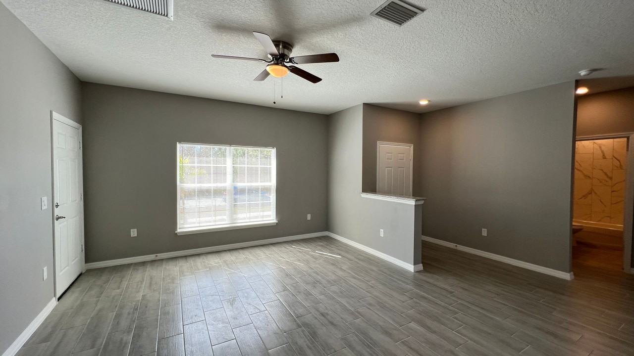 1275 Torrington St Se - Photo 4 of 32