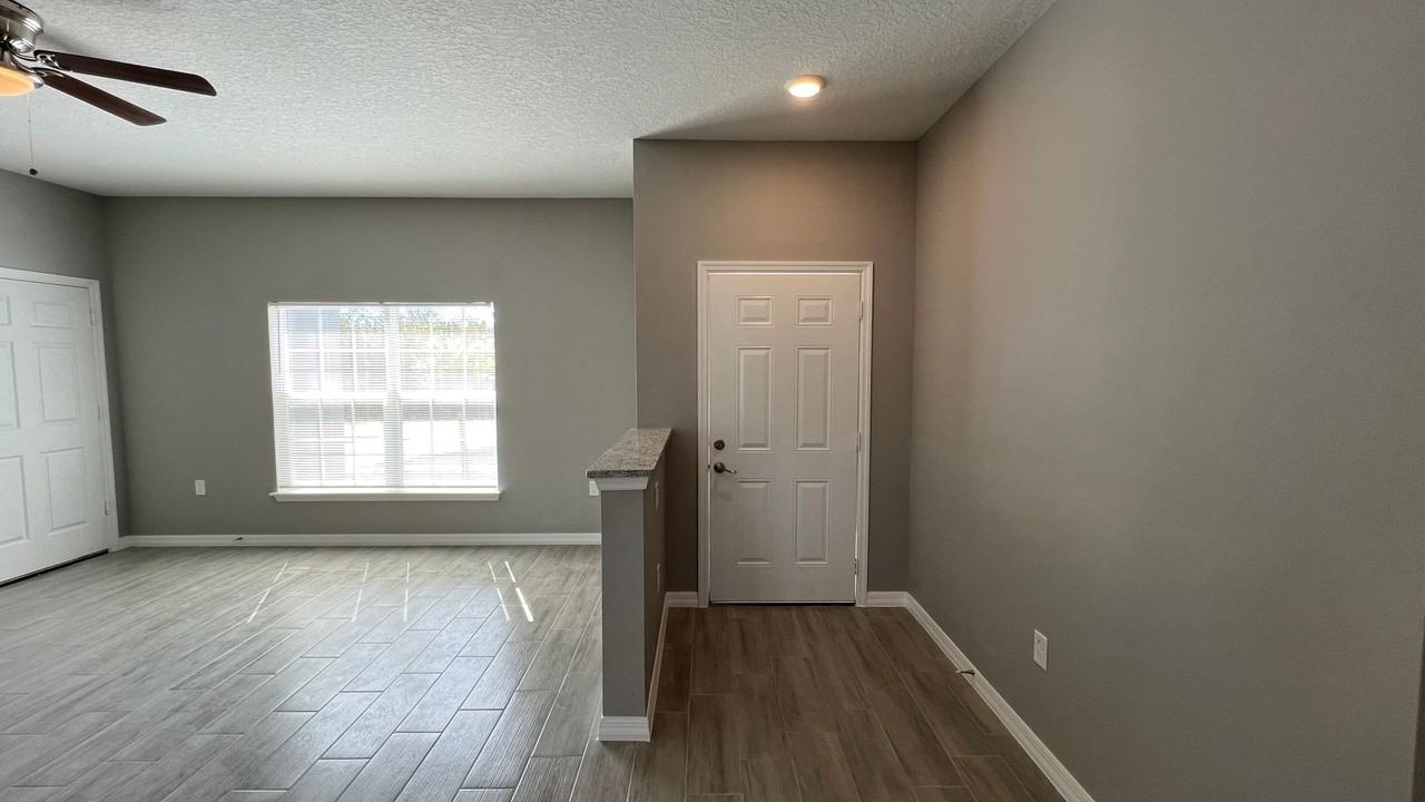 1275 Torrington St Se - Photo 5 of 32