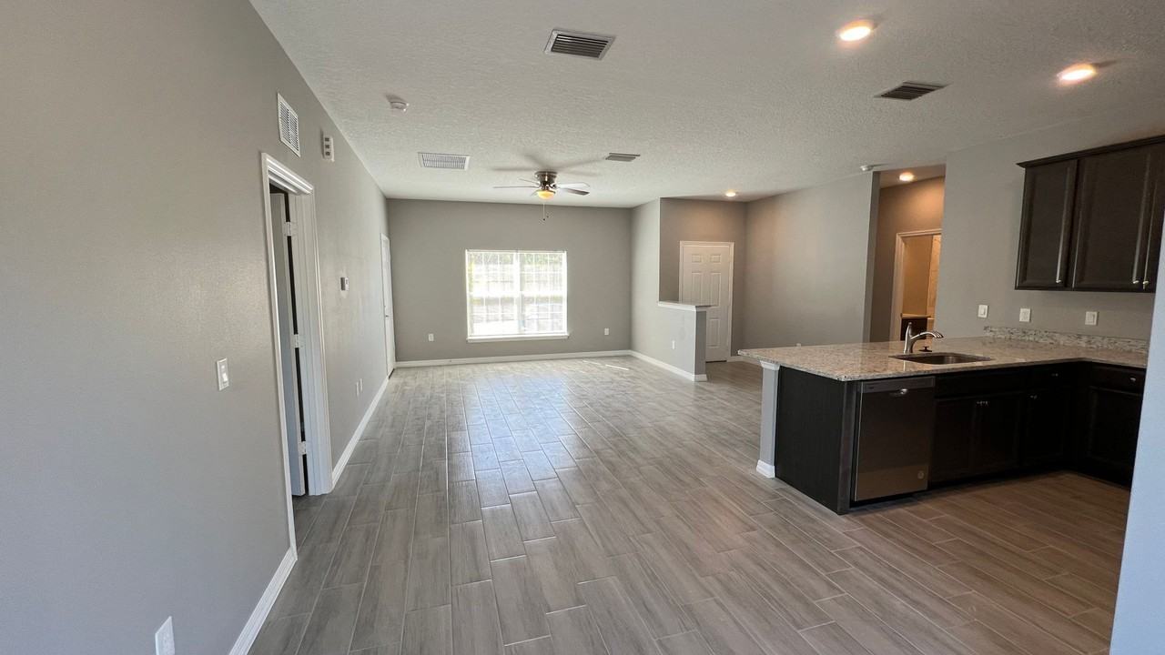 1275 Torrington St Se - Photo 7 of 32