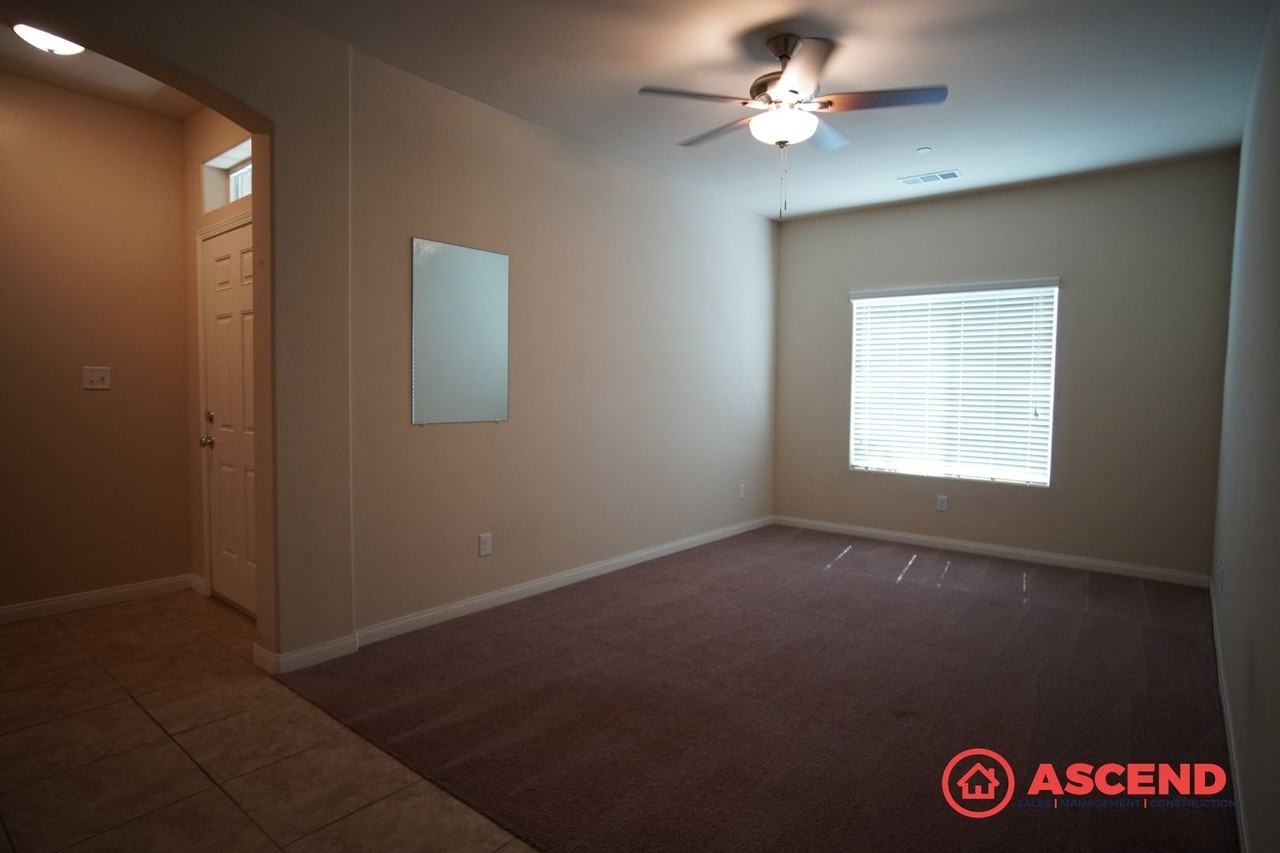 7918 Rhine Dr - Photo 3 of 15