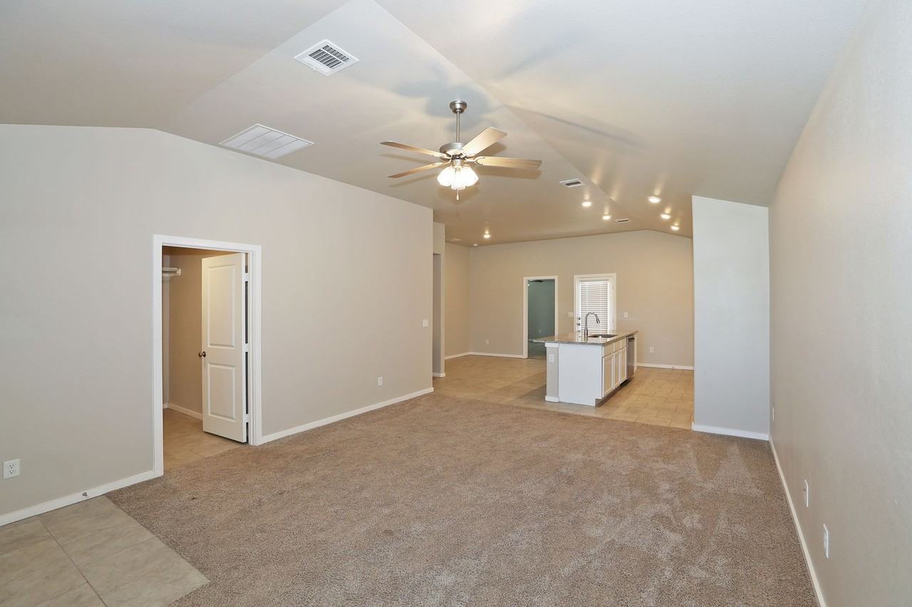 7205 Athens St - Photo 4 of 26