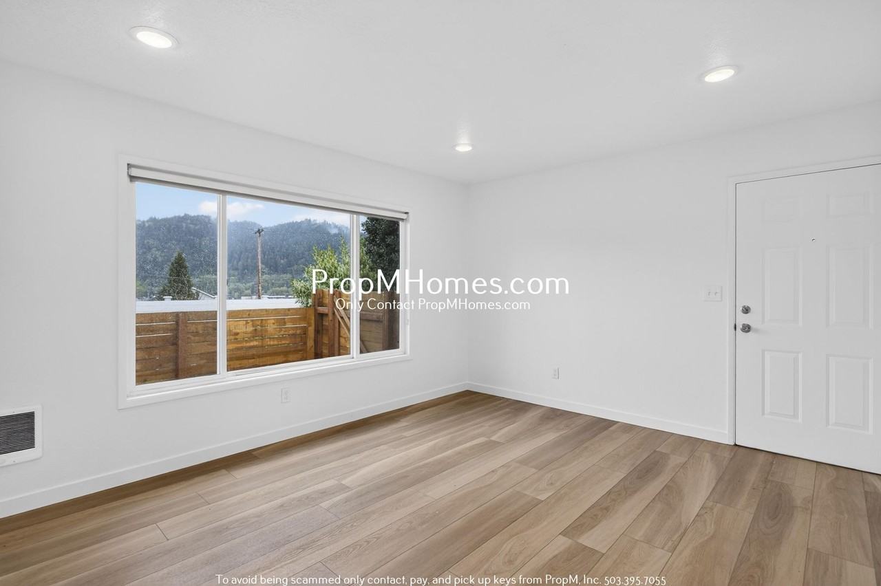 7028 N Burlington Ave - Photo 2 of 19