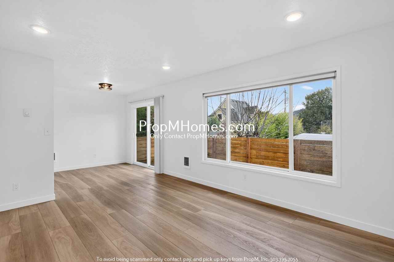 7028 N Burlington Ave - Photo 3 of 19