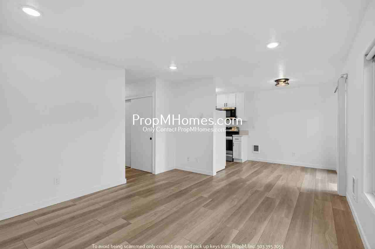 7028 N Burlington Ave - Photo 4 of 19