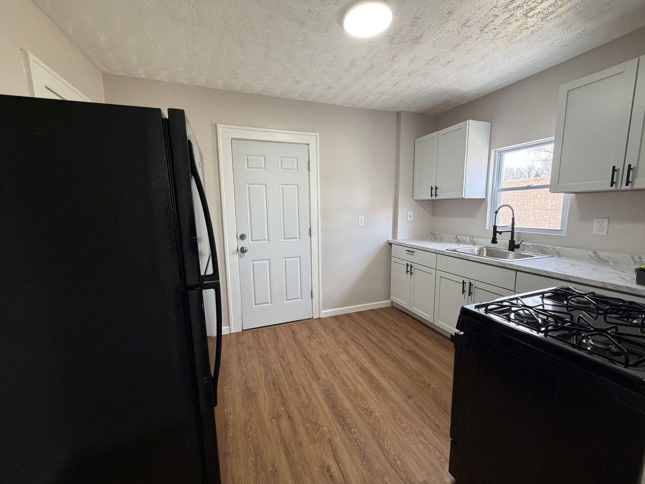 629 Morgan Ave - Photo 4 of 14