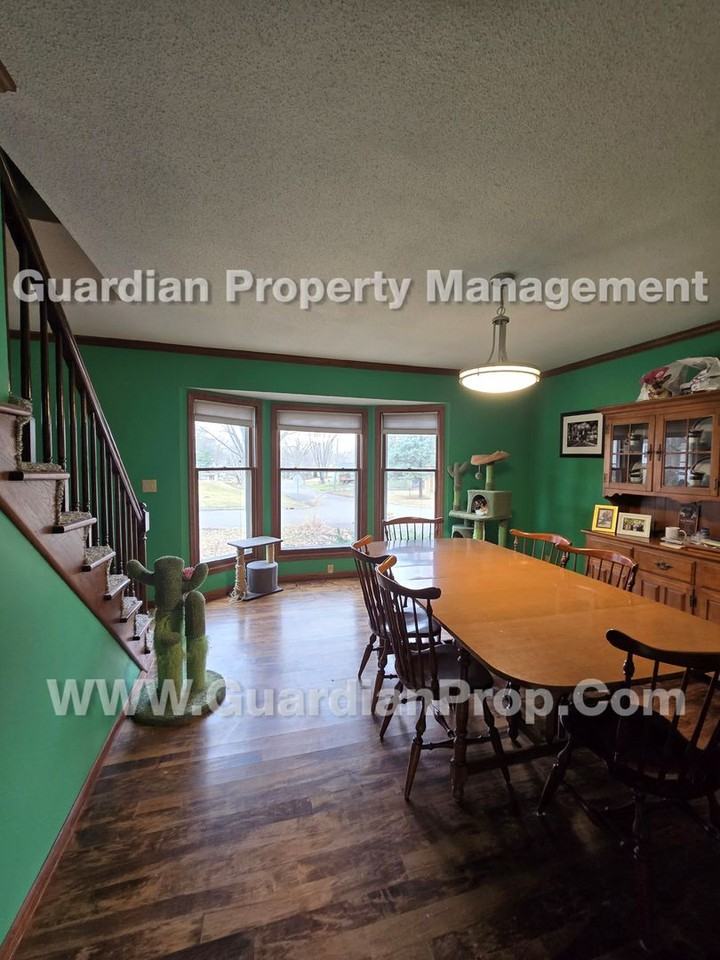 3454 Hampshire Ave N - Photo 2 of 25