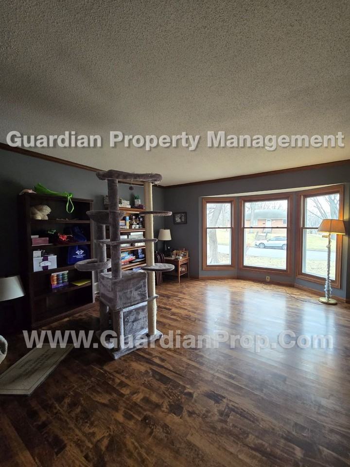 3454 Hampshire Ave N - Photo 3 of 25