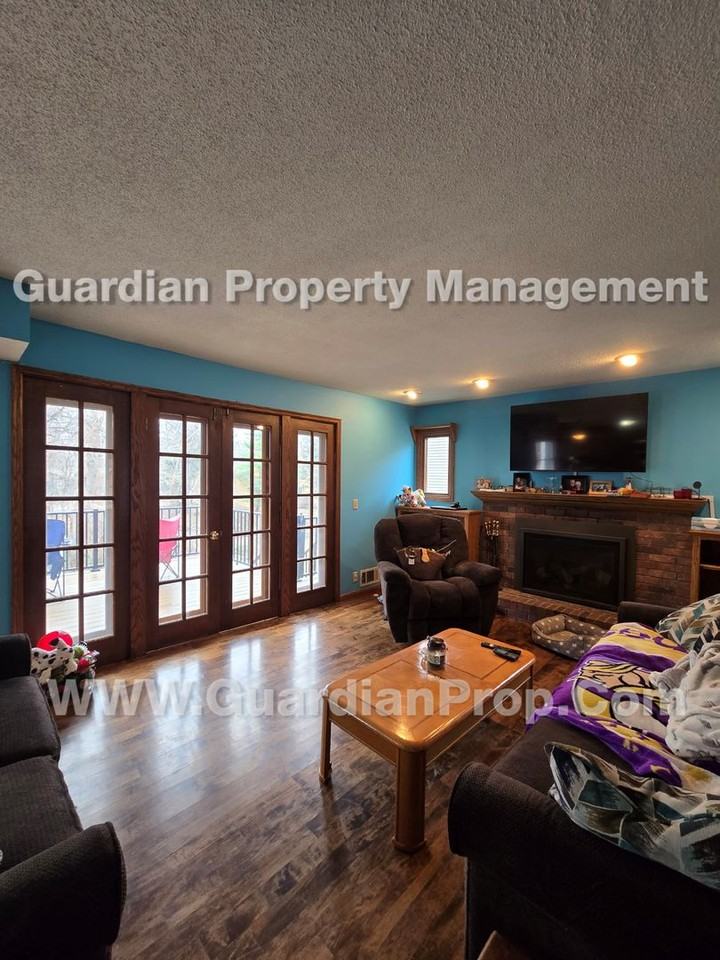 3454 Hampshire Ave N - Photo 4 of 25