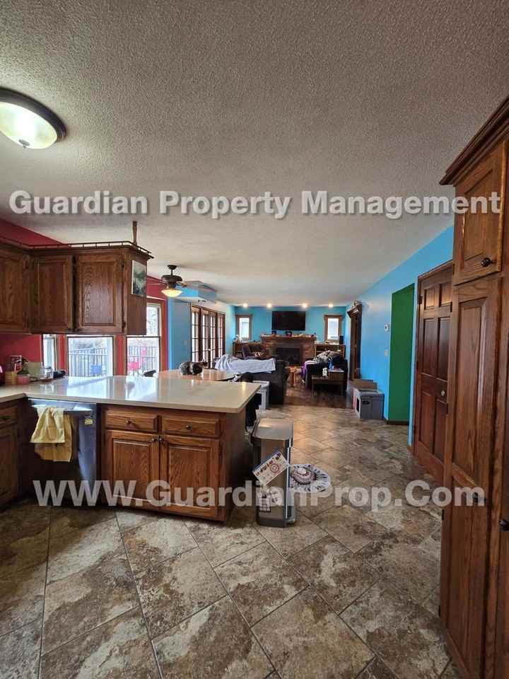 3454 Hampshire Ave N - Photo 5 of 25