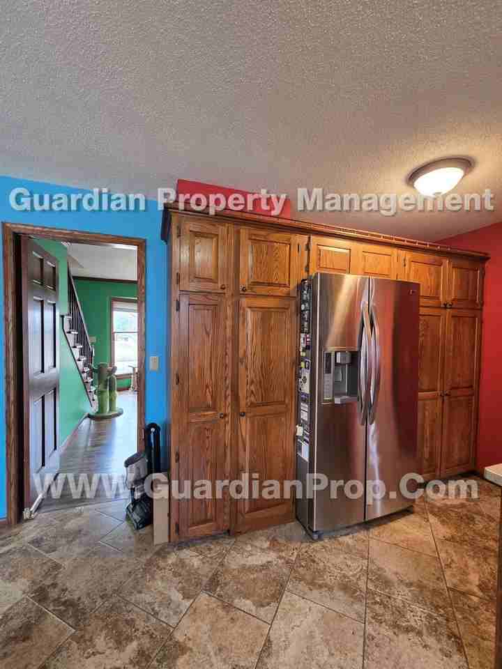 3454 Hampshire Ave N - Photo 6 of 25