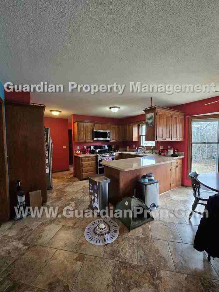 3454 Hampshire Ave N - Photo 7 of 25