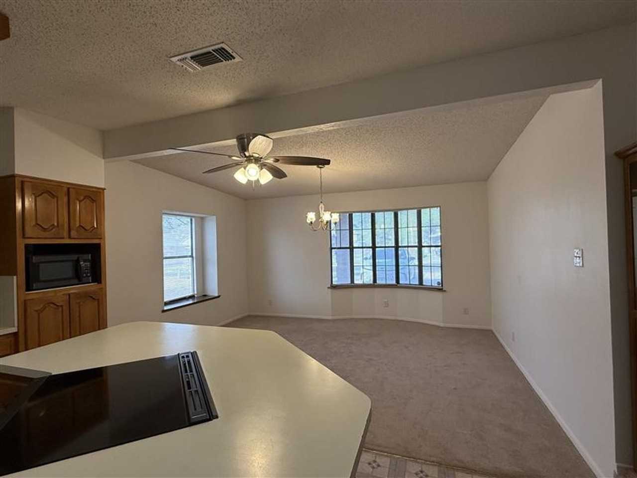 728 Spencer St - Photo 3 of 14