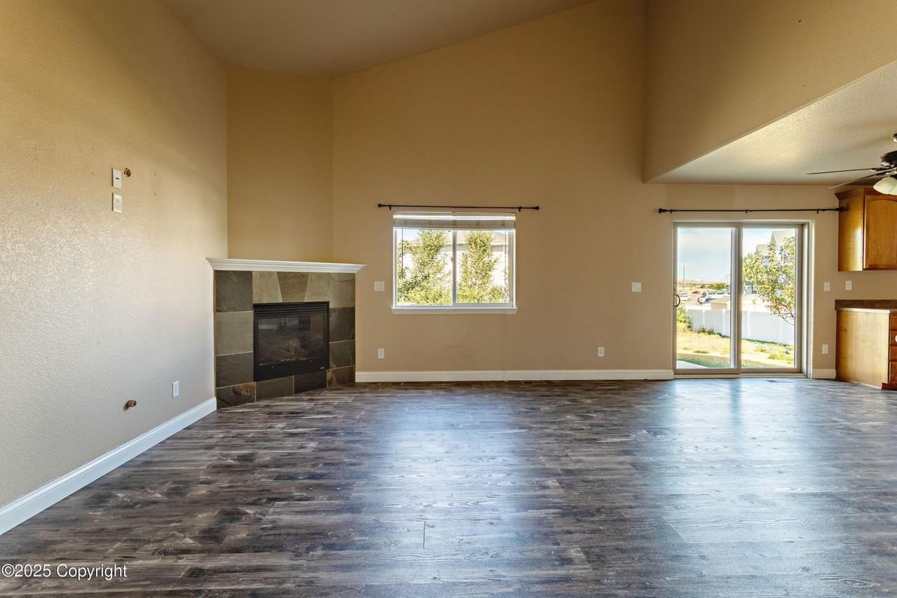 704 Sako Dr - Photo 2 of 33