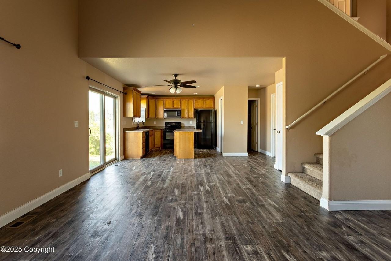 704 Sako Dr - Photo 4 of 33