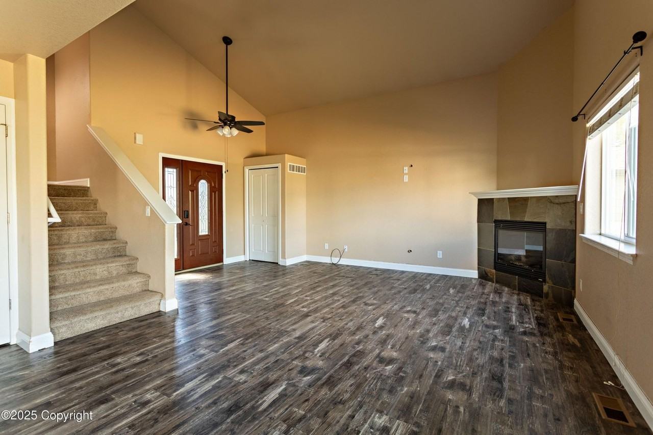 704 Sako Dr - Photo 5 of 33