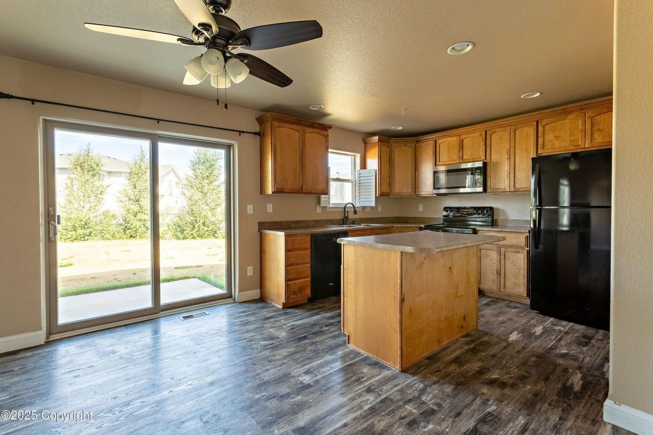 704 Sako Dr - Photo 7 of 33