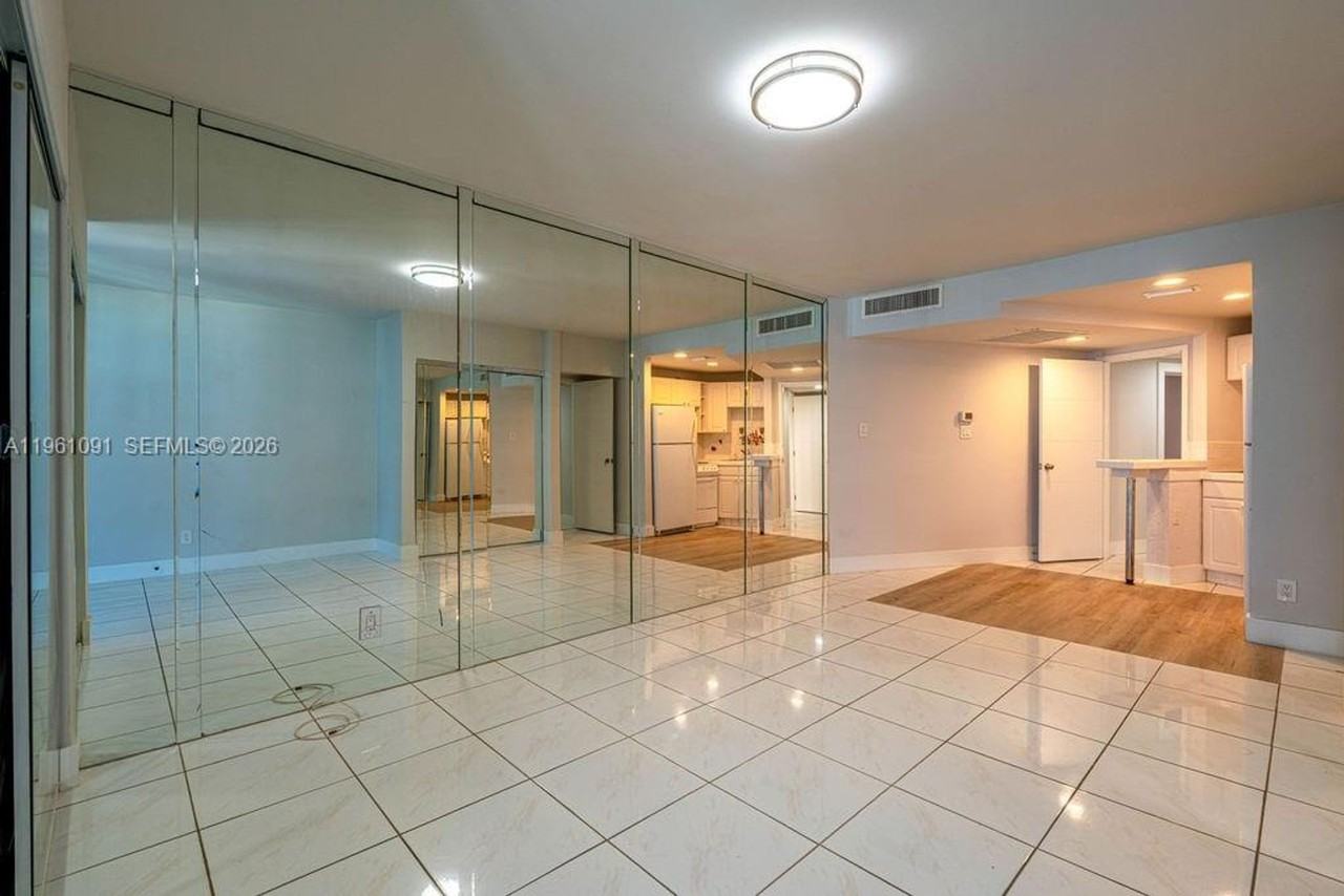5401 Collins Ave - Photo 4 of 14
