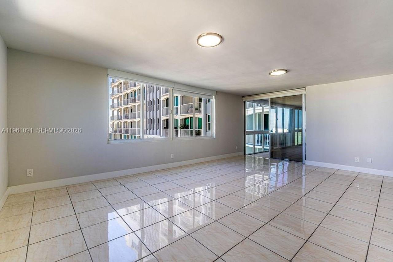 5401 Collins Ave - Photo 7 of 14