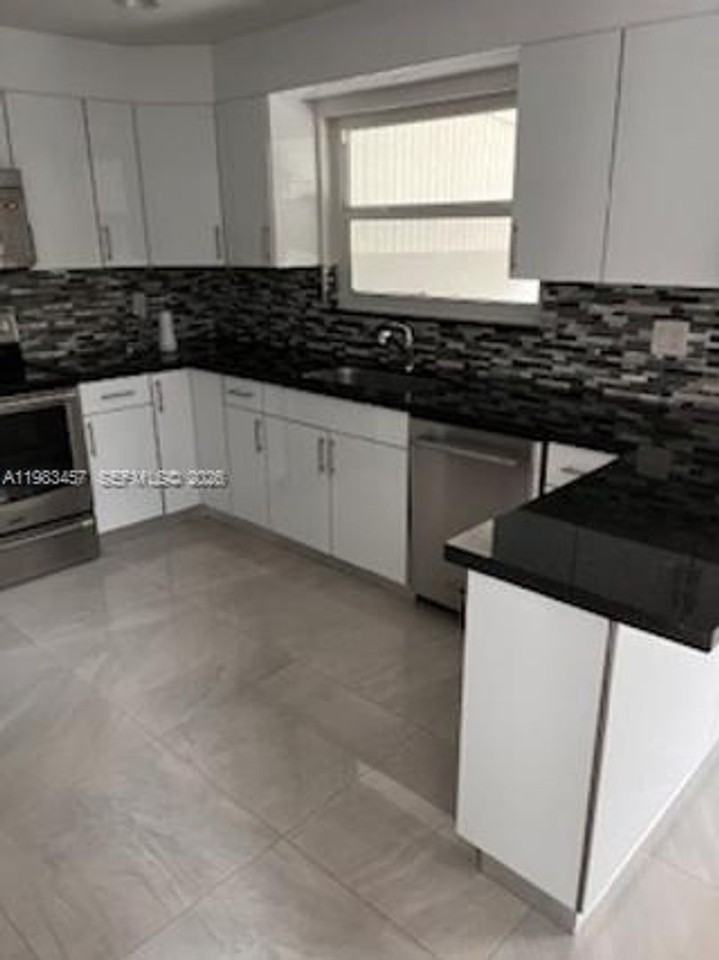 11712 Sw 13th St - Photo 3 of 24