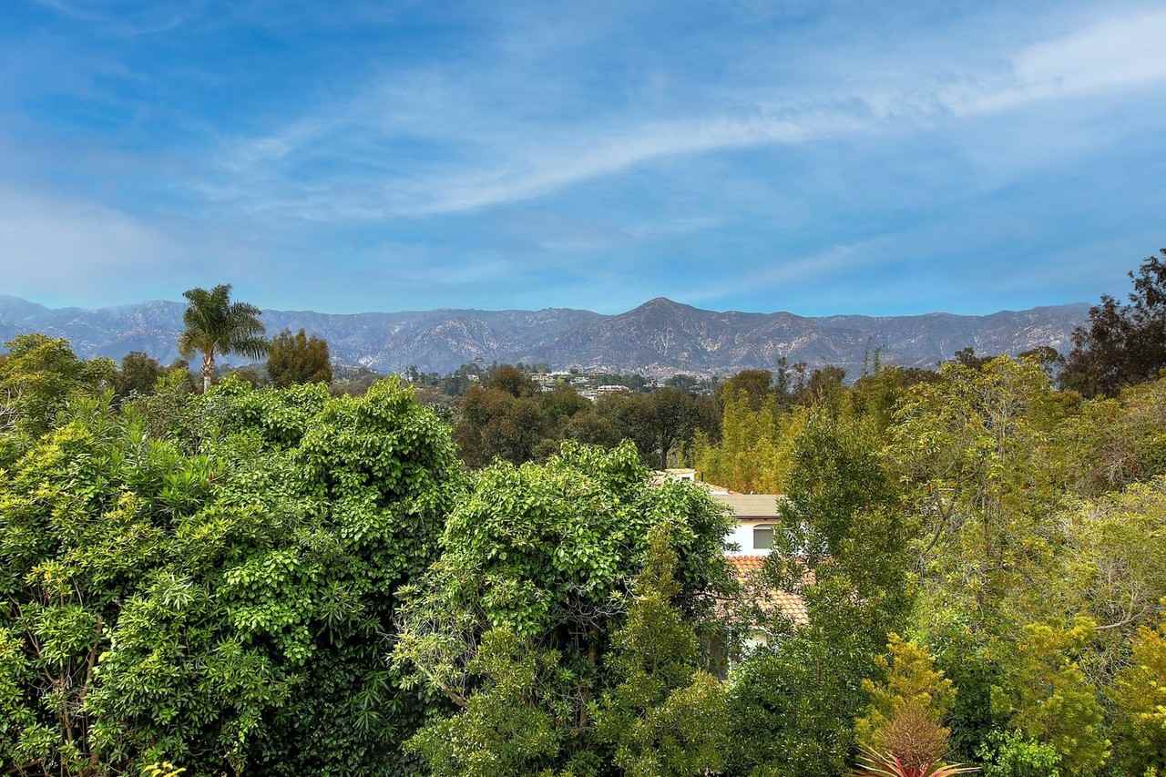 1034 Fairway Rd - Photo 3 of 29