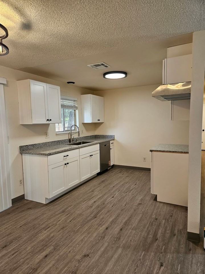 1950 Nw Michelle Way - Photo 2 of 12