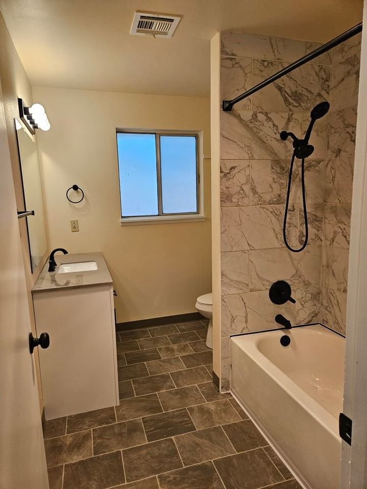 1950 Nw Michelle Way - Photo 4 of 12