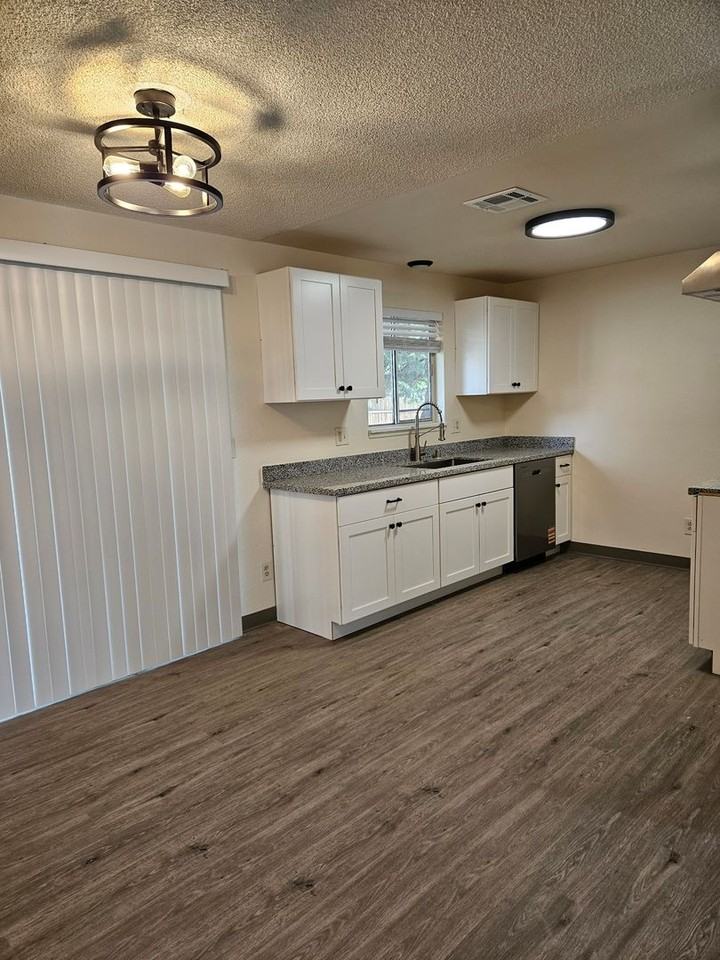 1950 Nw Michelle Way - Photo 6 of 12