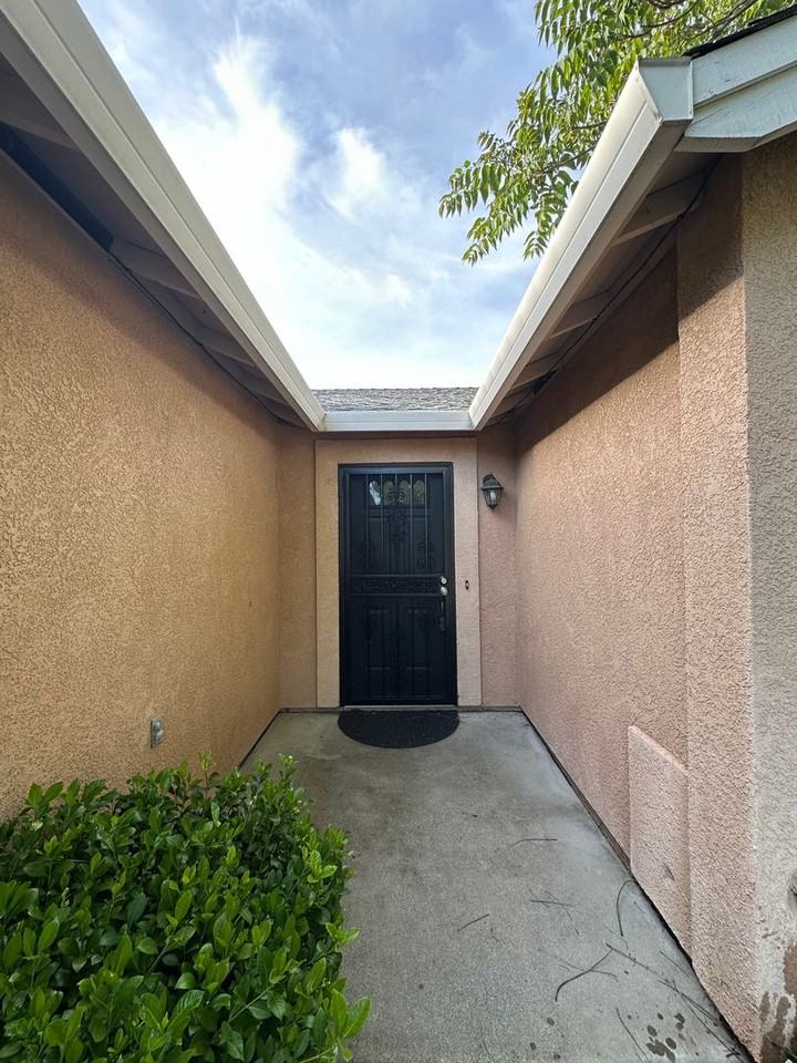 1050 Monterra Ln - Photo 2 of 37