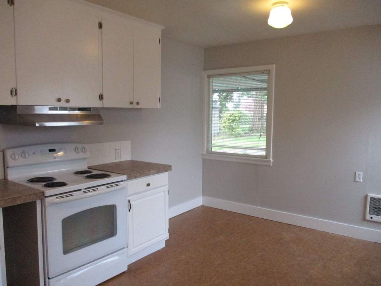 8618 Tacoma Ave S - Photo 7 of 24