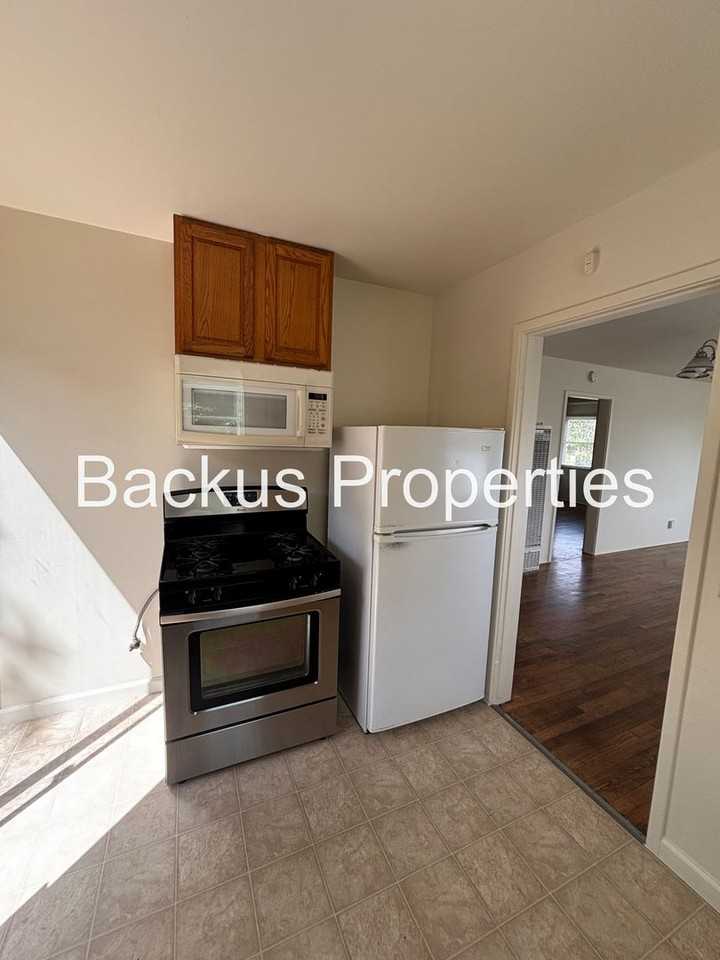 1129 Hellam St - Photo 7 of 18