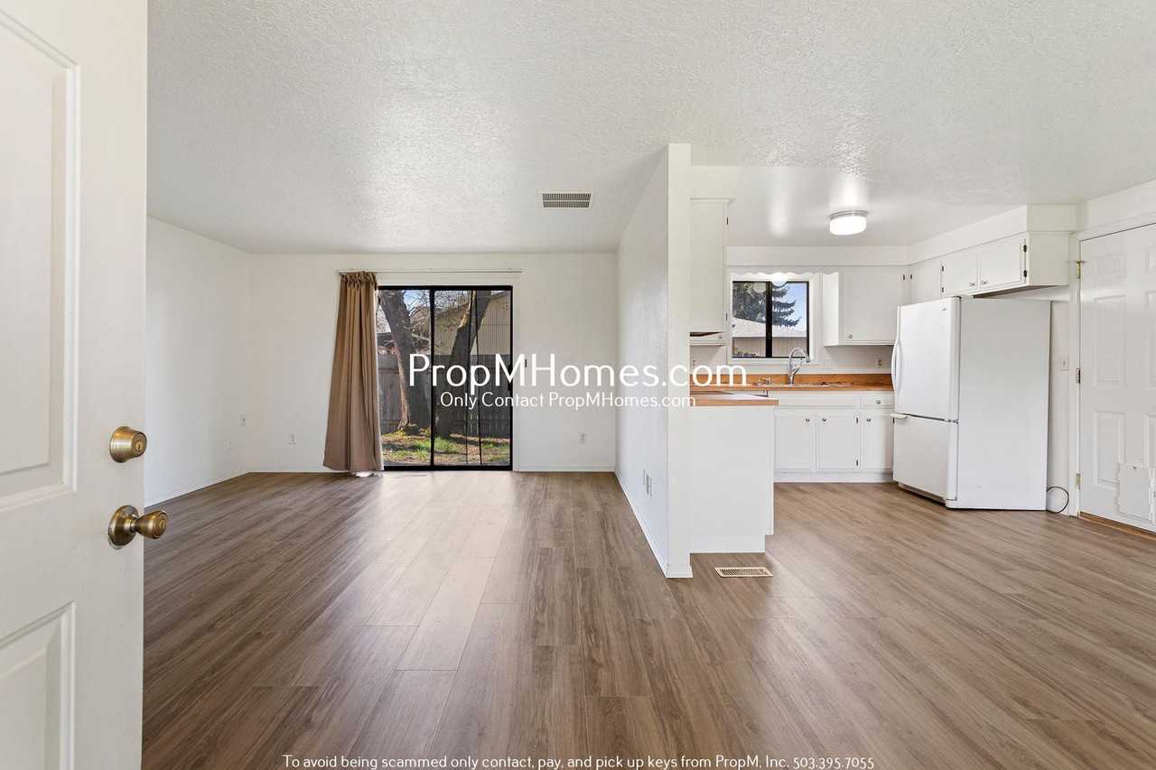 1752 Sw Pine St - Photo 2 of 24