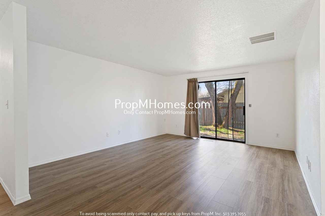 1752 Sw Pine St - Photo 3 of 24