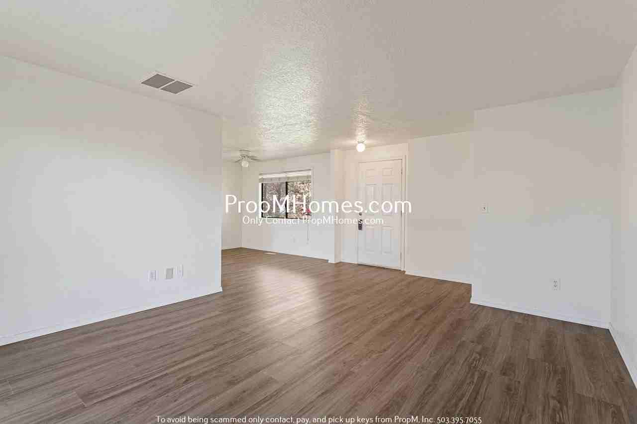 1752 Sw Pine St - Photo 4 of 24