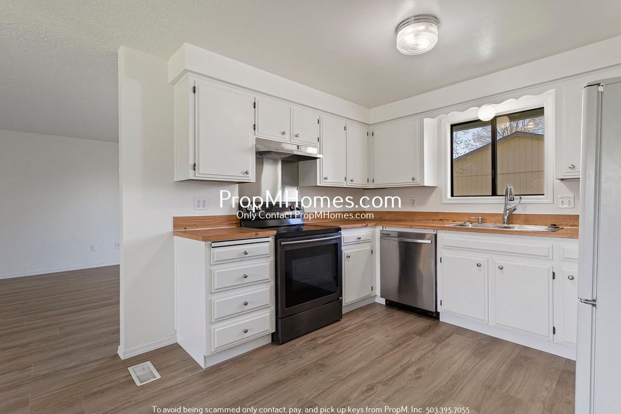 1752 Sw Pine St - Photo 7 of 24