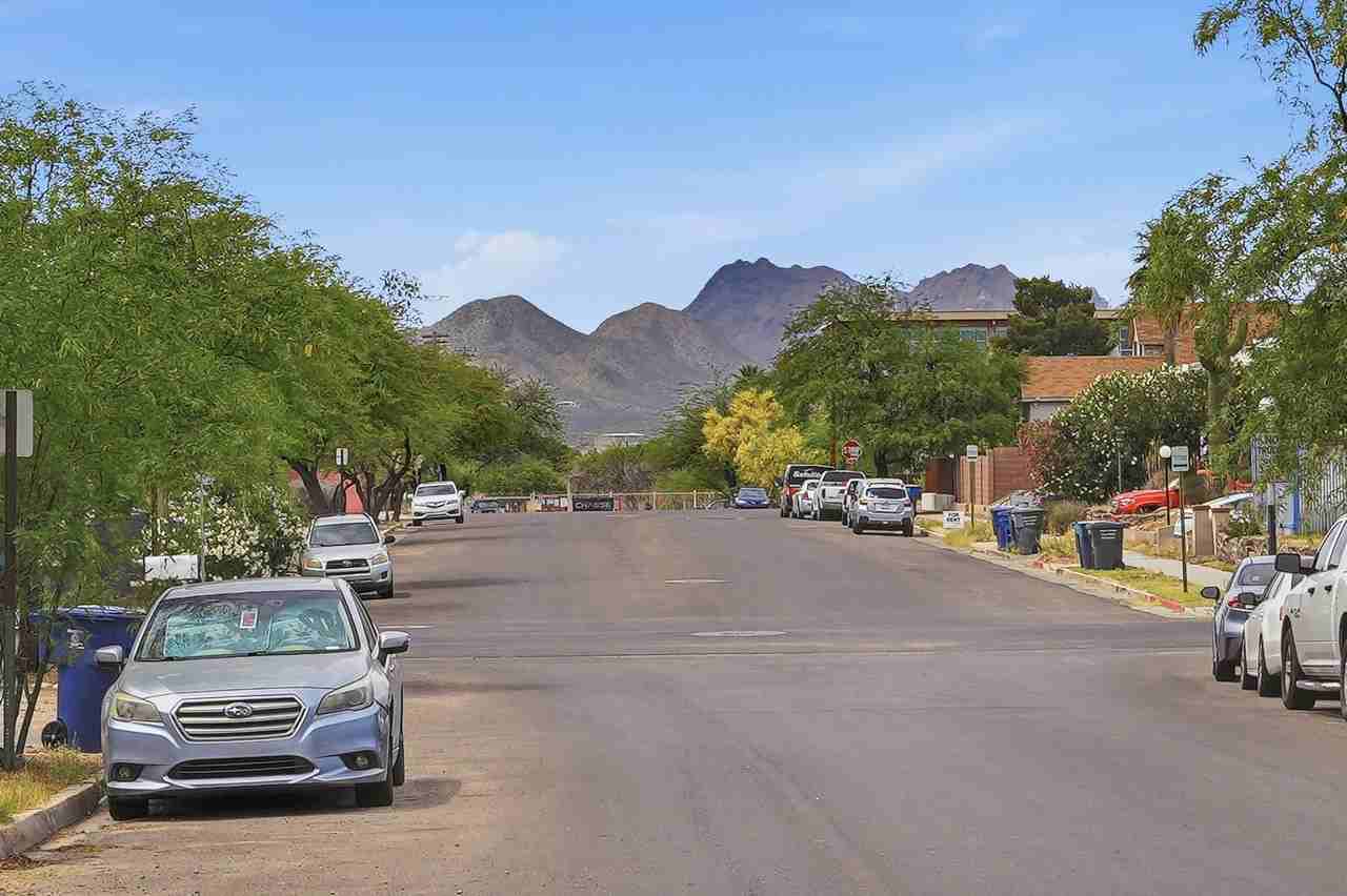 1048 E 7th St - Photo 2 of 26