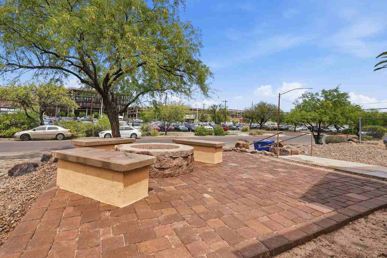 1048 E 7th St - Photo 4 of 26