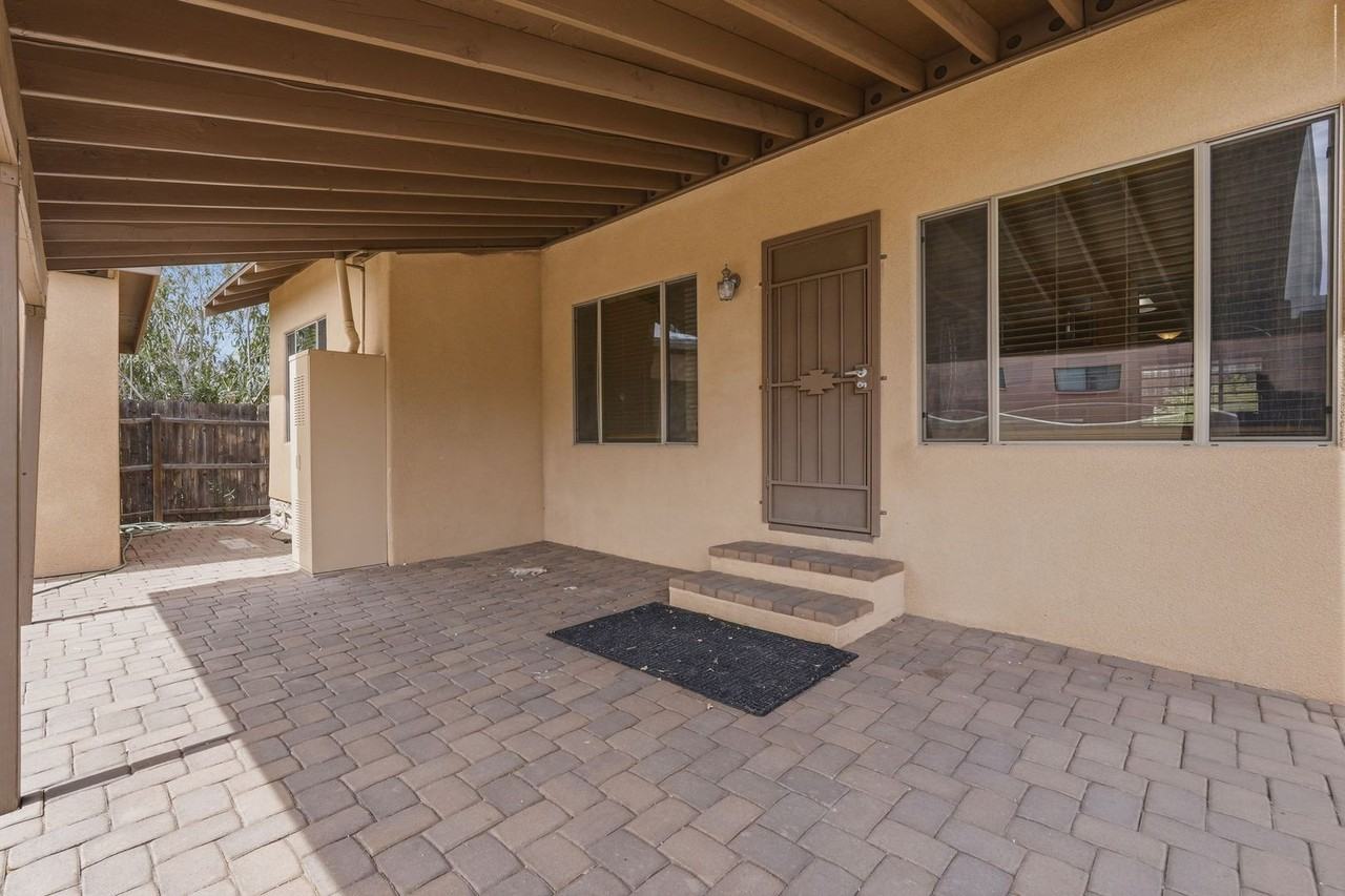 1048 E 7th St - Photo 5 of 26