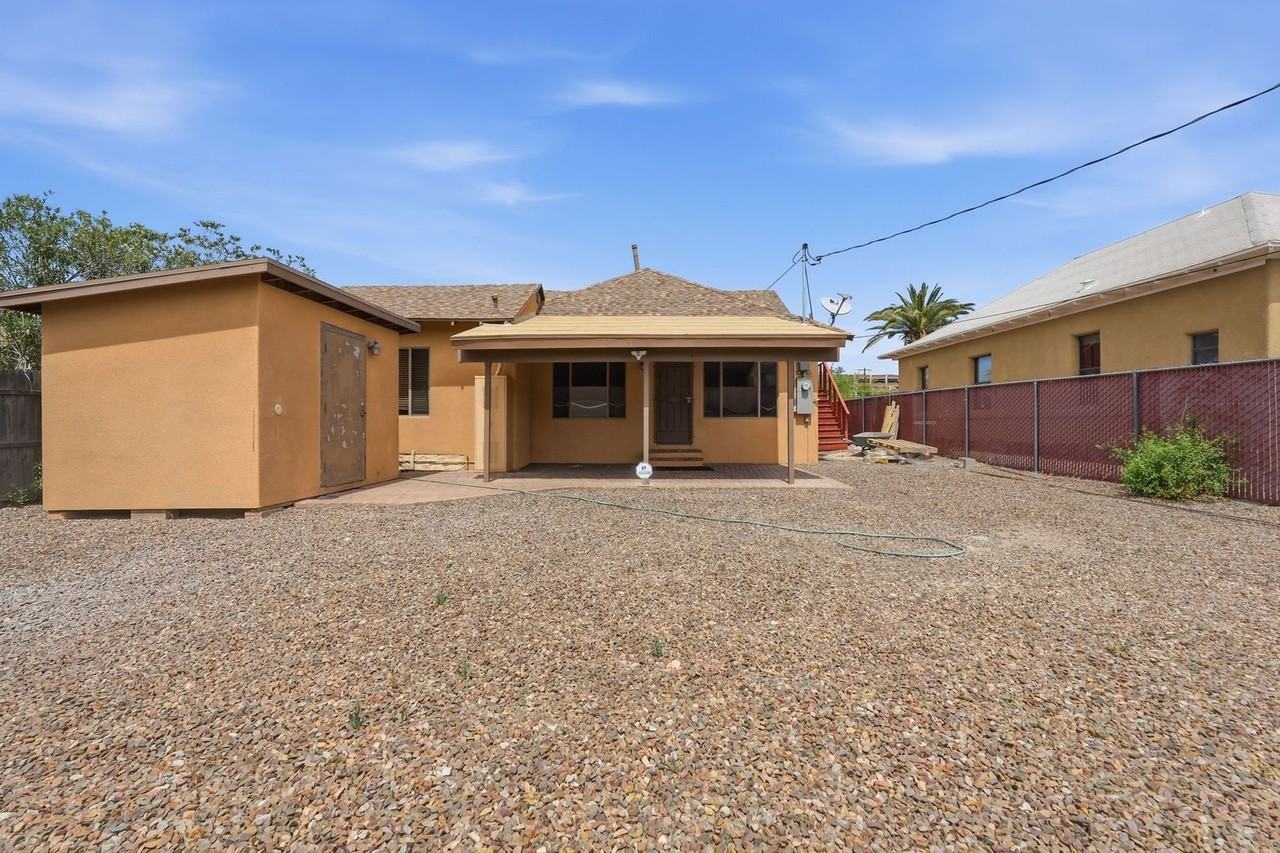 1048 E 7th St - Photo 6 of 26