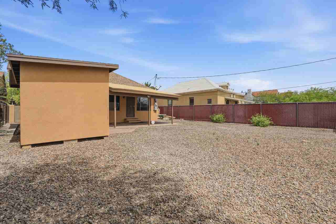 1048 E 7th St - Photo 7 of 26