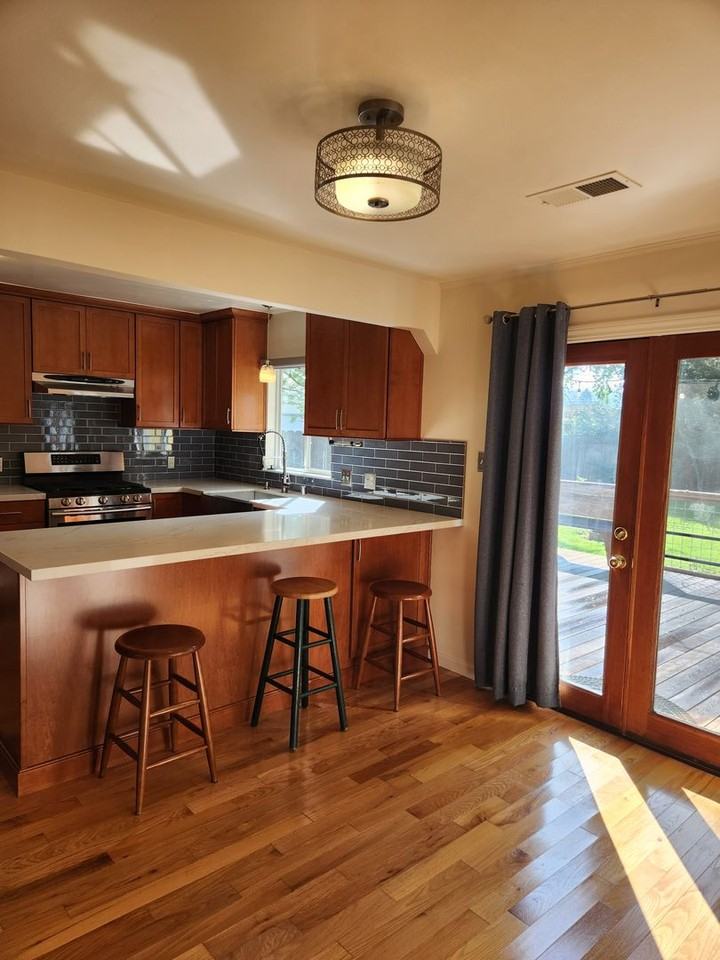 1034 Bush St - Photo 4 of 15