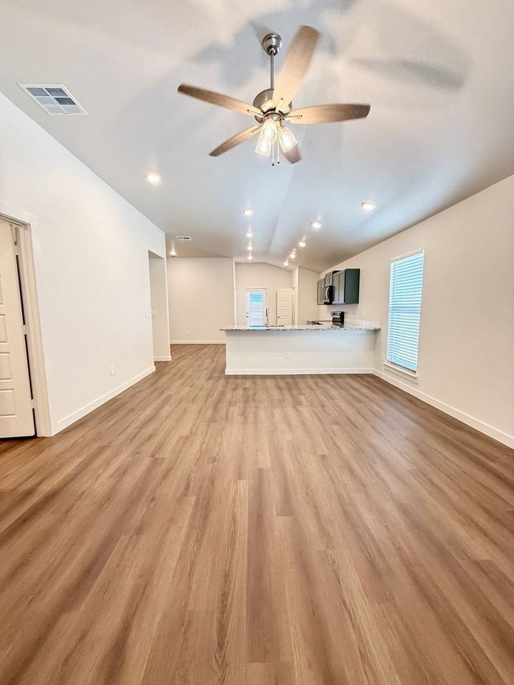 2130 Langford Ave - Photo 3 of 24