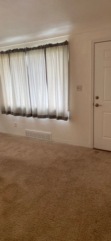 818 E Logan St - Photo 3 of 20