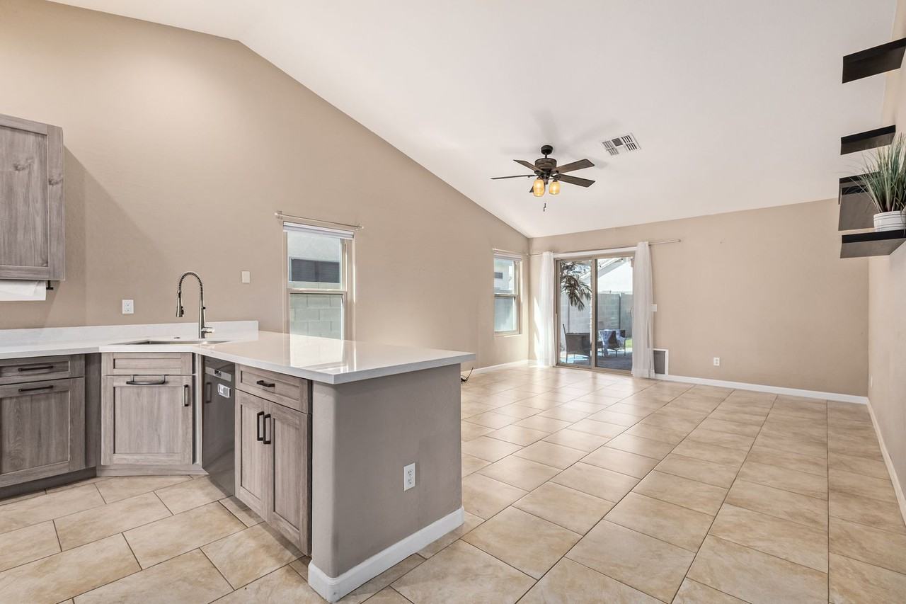 10778 W Cambridge Ave - Photo 2 of 22